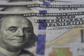 dolar-inicia-mes-em-baixa-com-chances-de-negociacao-entre-eua-e-china