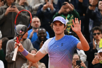 roland-garros:-fonseca-estreia-com-vitoria-implacavel-sobre-ex-top-10