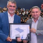 amelio-cayres-recebe-titulo-de-cidadao-araguainense-durante-encontro-regional-de-vereadores