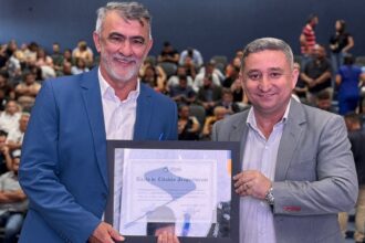 amelio-cayres-recebe-titulo-de-cidadao-araguainense-durante-encontro-regional-de-vereadores