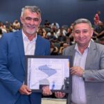 amelio-cayres-recebe-titulo-de-cidadao-araguainense-pela-atuacao-articuladora-e-municipalista