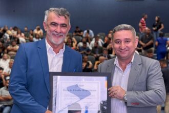 amelio-cayres-recebe-titulo-de-cidadao-araguainense-pela-atuacao-articuladora-e-municipalista