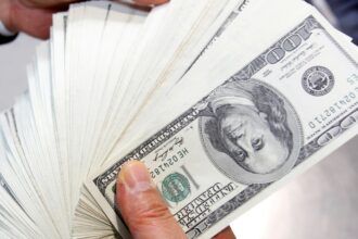 dolar-cai-para-r$-5,57-e-fecha-no-menor-valor-em-8-meses